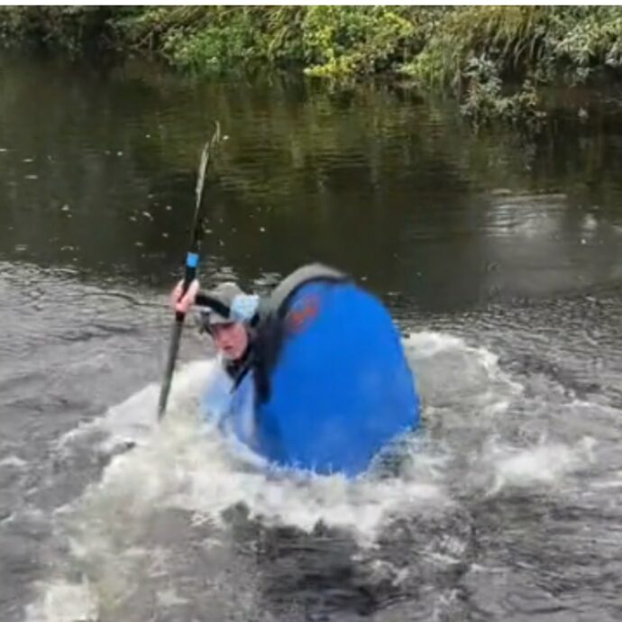 Uomo si ribalta in kayak a causa dell’acqua troppo fredda e il video del suo tentativo di salvarsi diventa virale