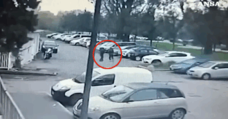 Copertina di Femminicidio Luciana Ronchi, il video dell’agguato: l’ex marito la insegue in scooter e le va incontro