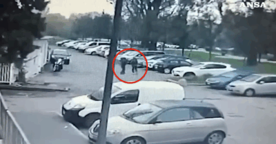 Copertina di Femminicidio Luciana Ronchi, il video dell’agguato: l’ex marito la insegue in scooter e le va incontro