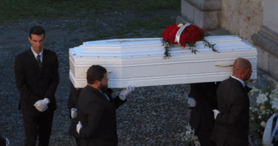 Copertina di Pamela Genini, l’arrivo del feretro nella chiesa della Bergamasca: i funerali della 29enne uccisa dall’ex