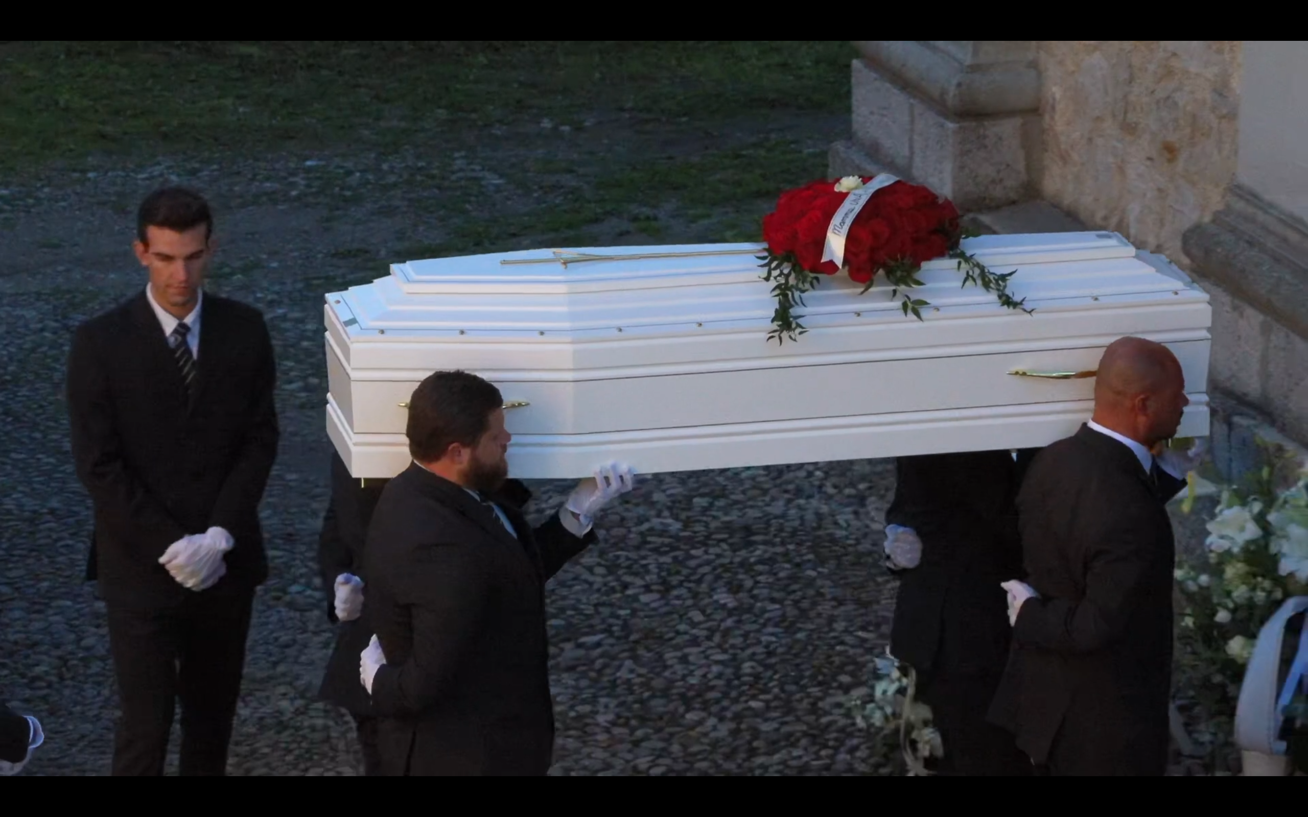 Pamela Genini, l’arrivo del feretro nella chiesa della Bergamasca: i funerali della 29enne uccisa dall’ex Pamela Genini, l’arrivo del feretro nella chiesa della Bergamasca: i funerali della 29enne uccisa dall’ex