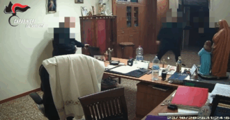 Copertina di Parroco accoltellato a Gela, il video dell’aggressione: arrestato un 26enne