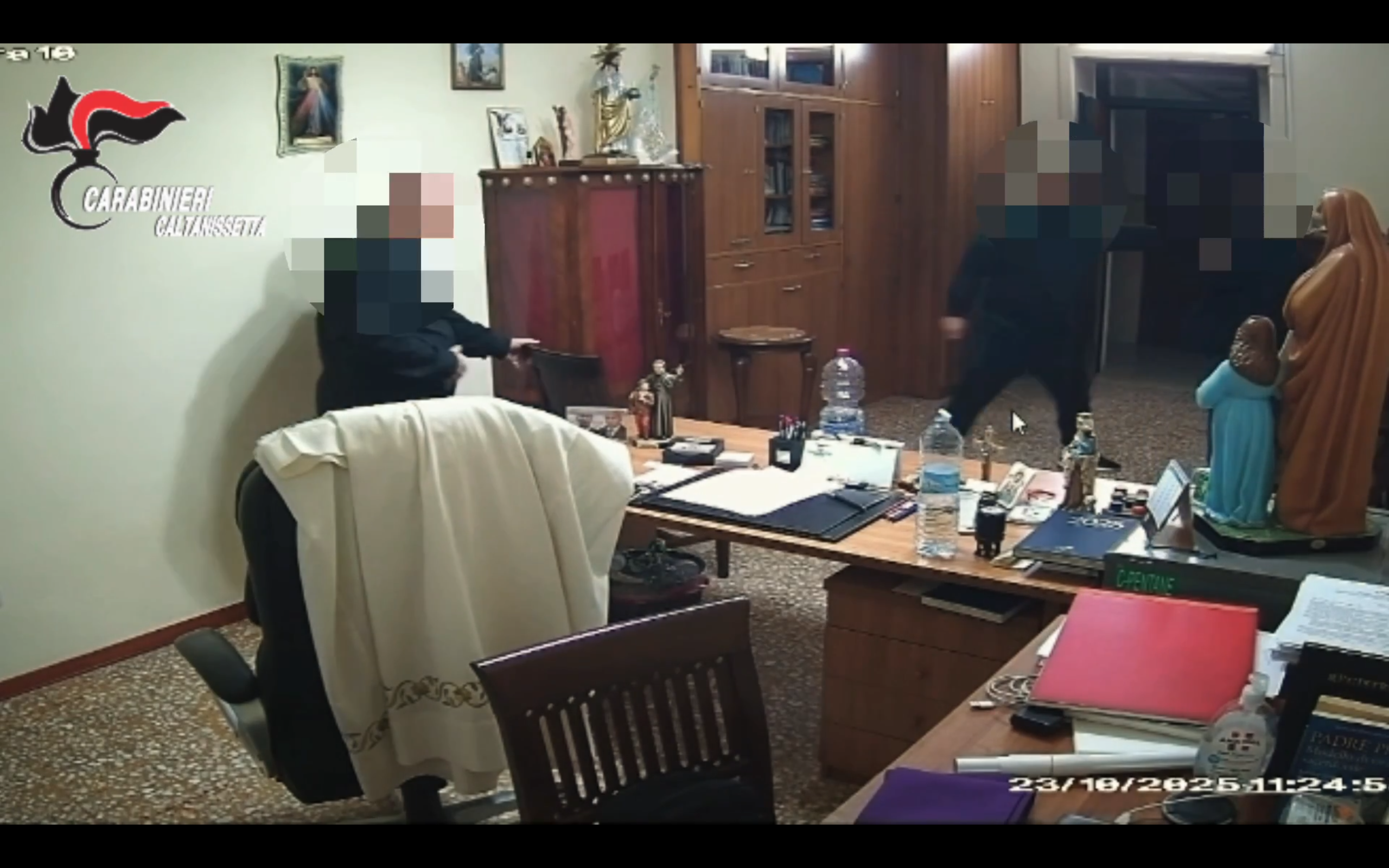 parroco accoltellato a gela il video dell8217aggressione arrestato un 26enne da Ilfattoquotidiano.it parroco accoltellato a gela il video dell8217aggressione arrestato un 26enne