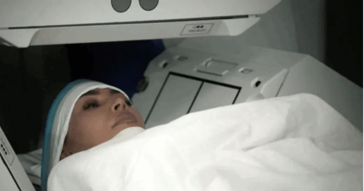 ho un aneurisma cerebrale kim kardashian in lacrime la foto durante la risonanza magnetica da Ilfattoquotidiano.it ho un aneurisma cerebrale kim kardashian in lacrime la foto durante la risonanza magnetica
