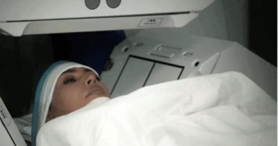 Copertina di “Ho un aneurisma cerebrale”: Kim Kardashian in lacrime, la foto durante la risonanza magnetica