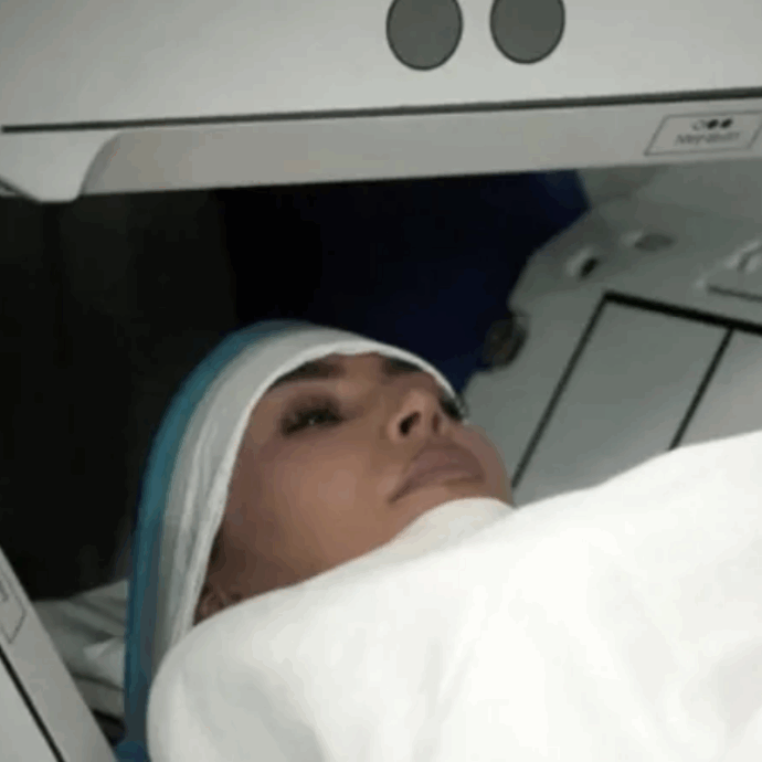 “Ho un aneurisma cerebrale”: Kim Kardashian in lacrime, la foto durante la risonanza magnetica