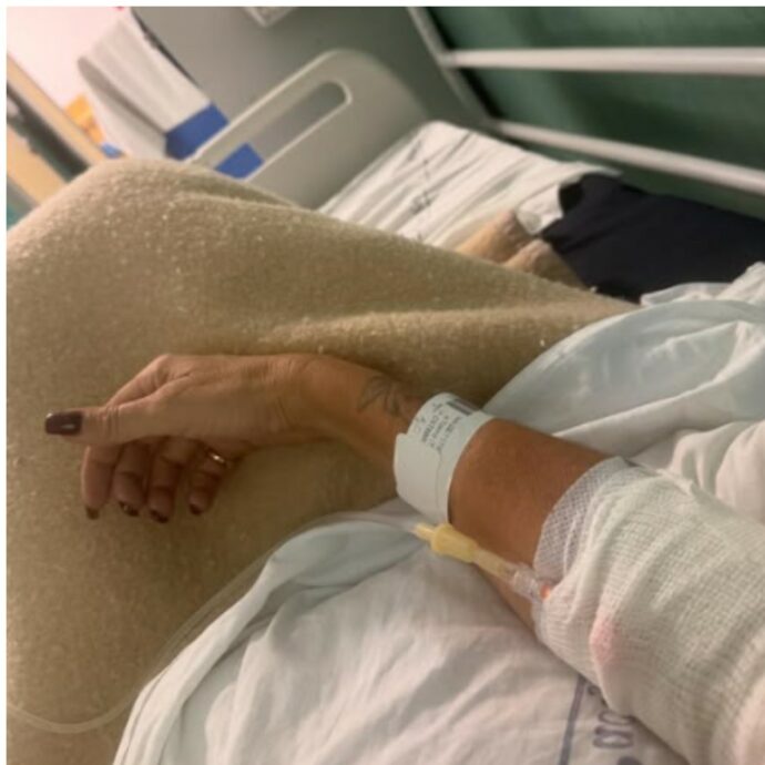 “Ho comprato una pasta al forno vicino a casa e dentro c’erano dei vetri. Ne ho ingoiato uno e ora sono in ospedale, vivo momenti paura”: il racconto della giornalista Barbara Castellani