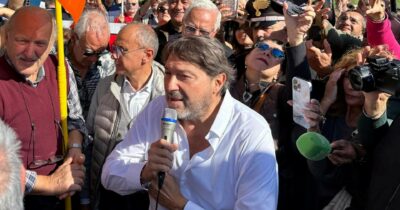 Copertina di Il caso Ranucci, dopo la bomba. Multa record a Report, c’è l’ombra di FdI sulla decisione dell’Authority. Gli incontri del meloniano Ghiglia coi vertici