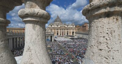Copertina di La denuncia di una professoressa tedesca: “Una guardia svizzera ha detto ‘ebrei’ e poi ha fatto gesto dello sputo”