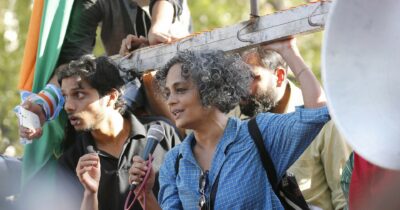 Copertina di ‘’Essere romanziera o saggista è lo stesso’’: il ritorno in libreria di Arundhati Roy