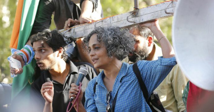 ‘’Essere romanziera o saggista è lo stesso’’: il ritorno in libreria di Arundhati Roy
