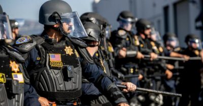 Copertina di A San Francisco scenario da guerra civile: Trump convinto a non inviare i federali. La paura di scontri con la polizia locale