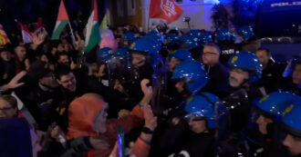 Copertina di Tensioni al corteo per Gaza a Roma: la polizia usa gli idranti. Arci: “Caricati perché non abbiamo ammainato le bandiere della Palestina”