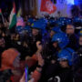 Copertina di Tensioni al corteo per Gaza a Roma: la polizia usa gli idranti. Arci: “Caricati perché non abbiamo ammainato le bandiere della Palestina”