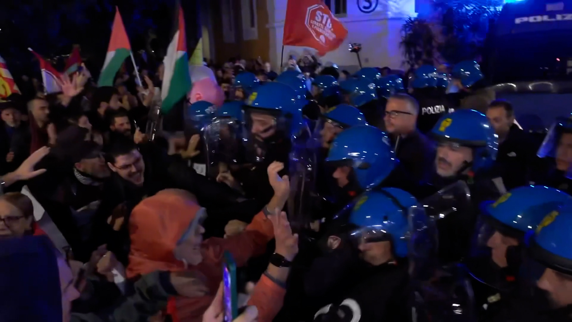 Scontri tra polizia e manifestanti pro Palestina a Roma: attivisti provano a forzare il blocco per partire in corteo Scontri tra polizia e manifestanti pro Palestina a Roma: attivisti provano a forzare il blocco per partire in corteo