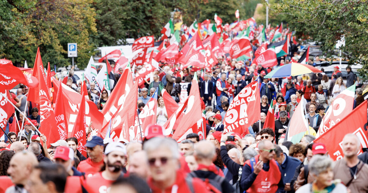 Manifestazione Cgil a Roma, Landini: “Sciopero contro la Manovra? Non lo escludo” Manifestazione Cgil a Roma, Landini: “Sciopero contro la Manovra? Non lo escludo”
