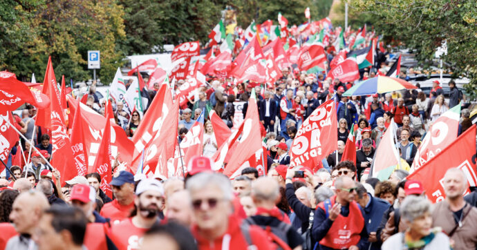 Manifestazione Cgil a Roma: “Siamo 200mila”. Landini: “Sciopero contro la Manovra? Non lo escludo”
