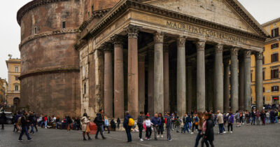 Copertina di Roma, turista giapponese muore dopo essere caduto dal muro del Pantheon: era in vacanza con la figlia