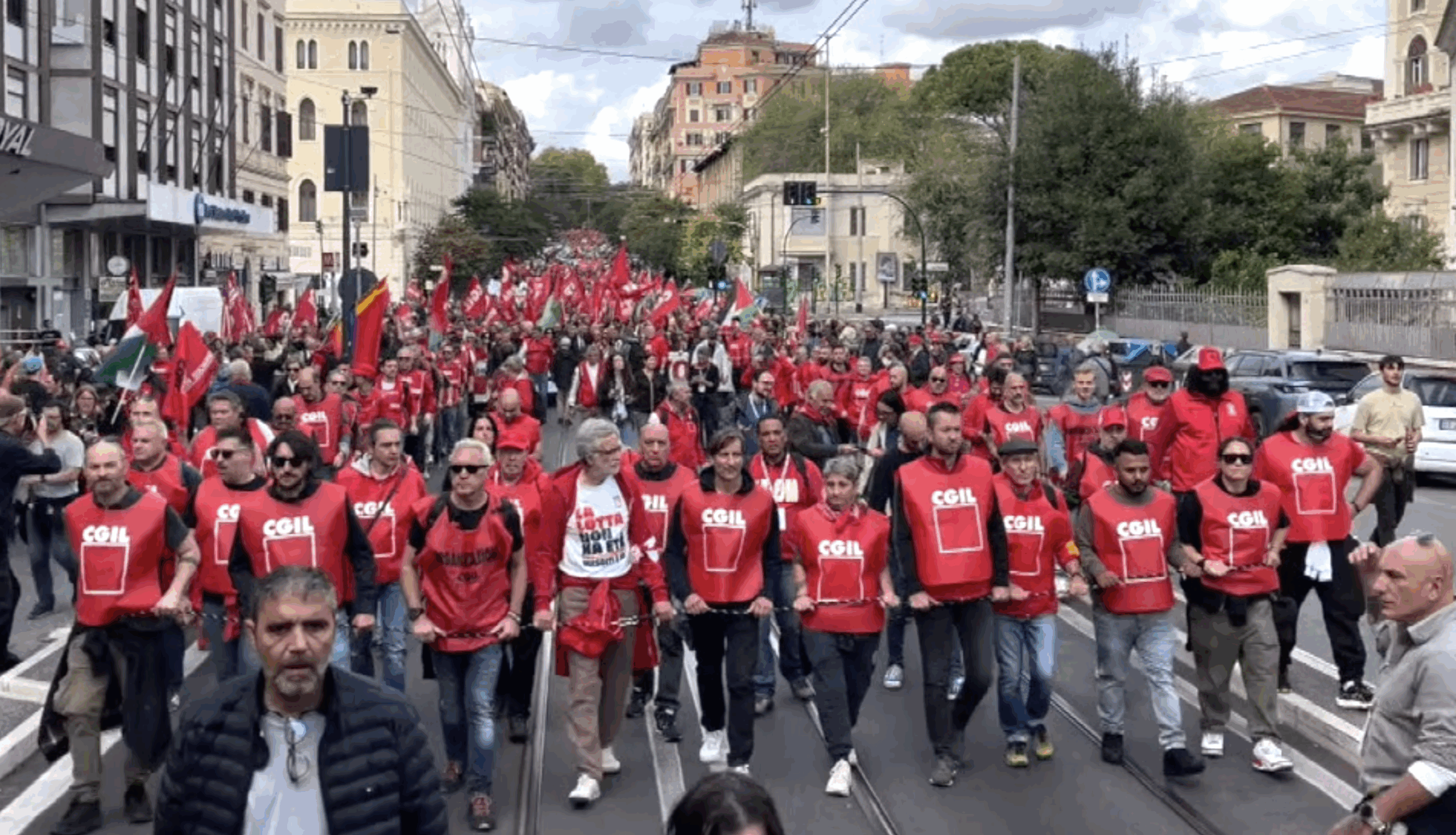 “Basta soldi per armi e stop ai condoni, qui per salari e diritti”: le voci dalla piazza Cgil contro la manovra “Basta soldi per armi e stop ai condoni, qui per salari e diritti”: le voci dalla piazza Cgil contro la manovra