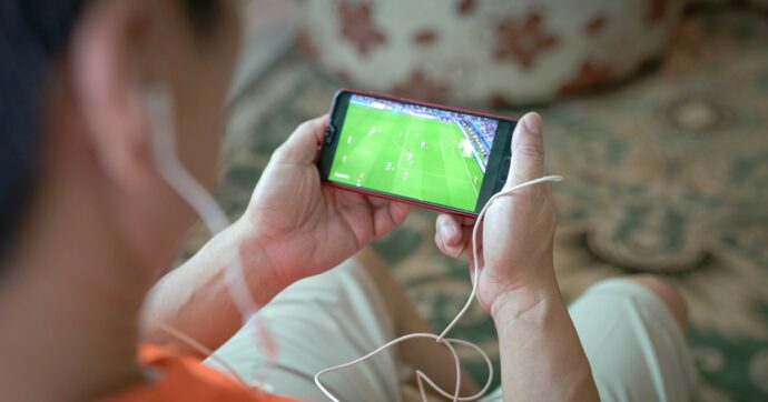 Altro che lotta alla pirateria, i siti tornano online. E Agcom blocca meccanici e suore