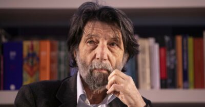 Copertina di Cacciari capitola:  il filosofo si sposa