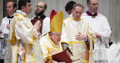 Copertina di Il cardinale conservatore Burke celebra messa in latino a San Pietro: il via libera di Leone XIV