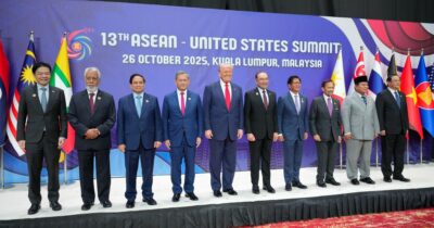 Copertina di Trump alla cerimonia per il cessate il fuoco tra Thailandia e Cambogia in Malesia: pronti accordi commerciali in funzione anti Cina