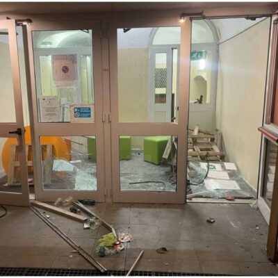 Copertina di Genova, raid in un liceo occupato: svastica, urla “viva il Duce” e banchi distrutti. Da Valditara alla Cgil: “Inaccettabile”