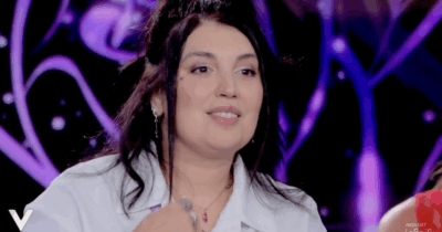 Copertina di “Mi ferivo in parti in cui non si vedeva fino a episodi sempre più forti. Sono stata ricoverata, mio padre mi ha mandato solo un messaggio”: il drammatico racconto di Veronica Satti