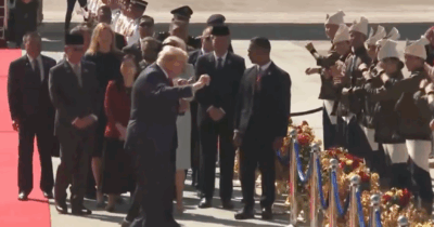 Copertina di Il ballo del presidente Trump al suo arrivo in Malesia: il video all’aeroporto di Kuala Lumpur