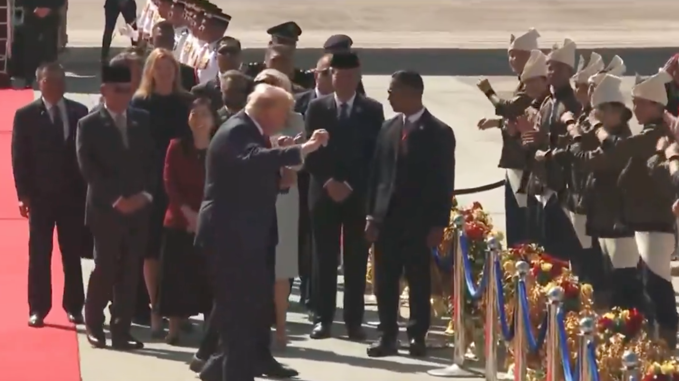 Il ballo del presidente Trump al suo arrivo in Malesia: il video all’aeroporto di Kuala Lumpur Il ballo del presidente Trump al suo arrivo in Malesia: il video all’aeroporto di Kuala Lumpur