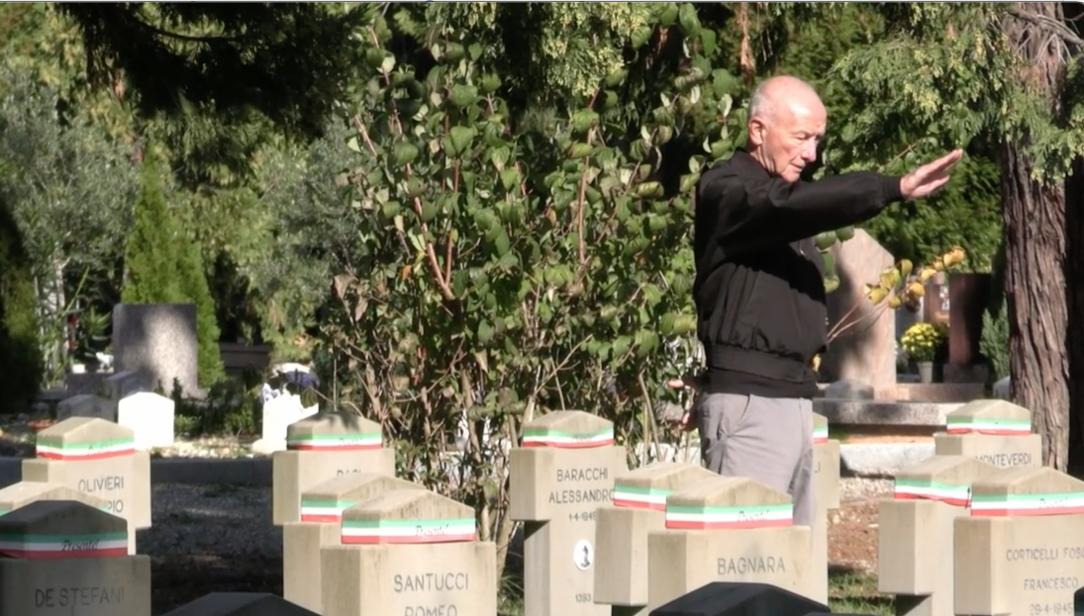 Milano, saluti romani alla commemorazione dei caduti della Repubblica Sociale Italiana Milano, saluti romani alla commemorazione dei caduti della Repubblica Sociale Italiana