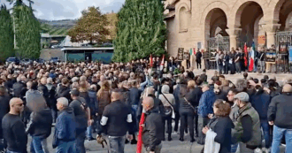 Copertina di Mille nostalgici del fascismo a Predappio per l’anniversario della Marcia su Roma: saluti romani davanti alla tomba di Mussolini