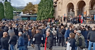 Copertina di Mille nostalgici del fascismo a Predappio per l’anniversario della Marcia su Roma: saluti romani davanti alla tomba di Mussolini