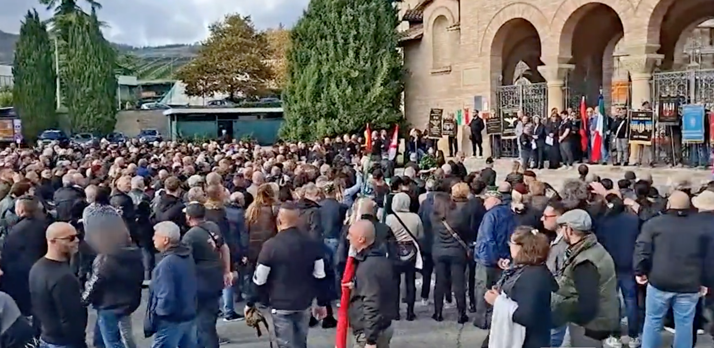 Mille nostalgici del fascismo a Predappio per l’anniversario della Marcia su Roma: saluti romani davanti alla tomba di Mussolini Mille nostalgici del fascismo a Predappio per l’anniversario della Marcia su Roma: saluti romani davanti alla tomba di Mussolini