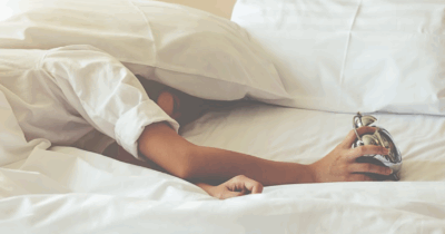 Copertina di “Il cambio d’ora ha effetti psicologici e fisici ben documentati. Ecco quali sono e come affrontarli”: i consigli dell’esperto