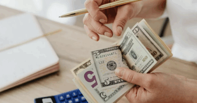 Copertina di “I miei genitori si trovano in difficoltà economiche ma non darò loro un centesimo, hanno sempre speso soldi per mia sorella e mai per me”: lo sfogo su Reddit