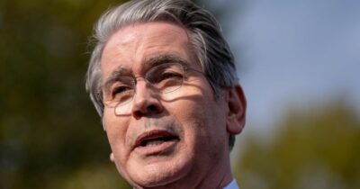 Copertina di Bessent (Segretario del Tesoro Usa): “Intesa con la Cina su Tik Tok, terre rare e soia. Esclusi dazi al 100%”