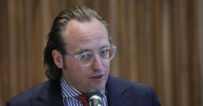 Copertina di Il presidente del Consiglio comunale di Bolzano (FdI) con il braccialetto elettronico: denunciato dalla moglie