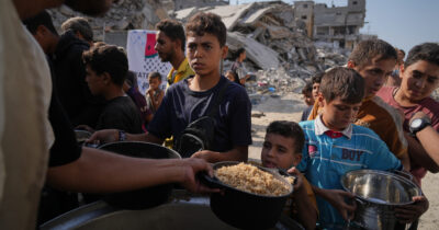 Copertina di Azione contro la fame: “A Gaza aiuti ancora molto scarsi, servirebbero almeno 1000 camion al giorno ma ne entrano poche centinaia”