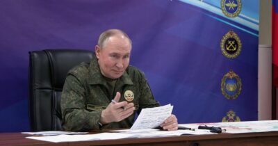 Copertina di Mosca annuncia il varo del sottomarino nucleare che può trasportare il drone atomico Poseidon. E nel Donetsk infuria la battaglia con Kiev