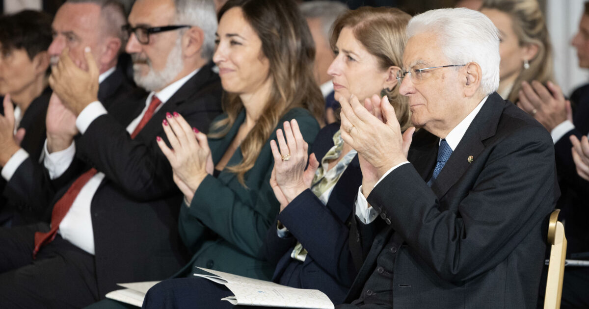 Ricerca sul cancro, Mattarella: “Le teorie antiscientifiche? Autolesionismo”. E difende il Servizio sanitario Ricerca sul cancro, Mattarella: “Le teorie antiscientifiche? Autolesionismo”. E difende il Servizio sanitario