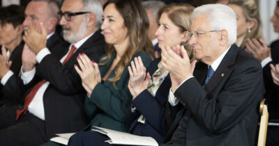 Copertina di Mattarella: “Le difficoltà del Servizio sanitario ostacolano il diritto alla salute”. E sulle teorie antiscientifiche: “Autolesionismo”
