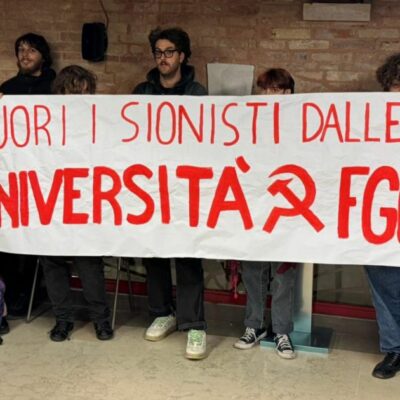 Copertina di Venezia, attivisti protestano e interrompono un incontro di Sinistra per Israele. Fiano: “Mi hanno impedito di parlare”