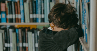 Copertina di “Mia madre mi ha abbandonato. Quando sono tornato a casa, dopo la scuola, non c’era nessuno. Era completamente vuota”: donna arrestata con il compagno