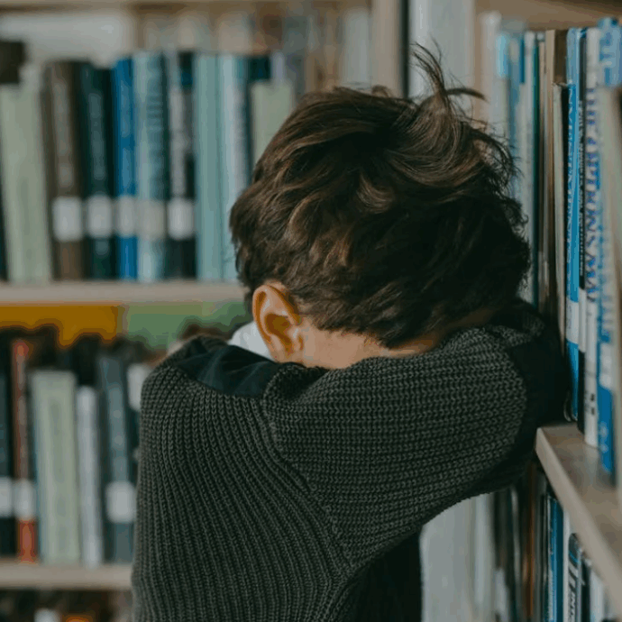 “Mia madre mi ha abbandonato. Quando sono tornato a casa, dopo la scuola, non c’era nessuno. Era completamente vuota”: donna arrestata con il compagno