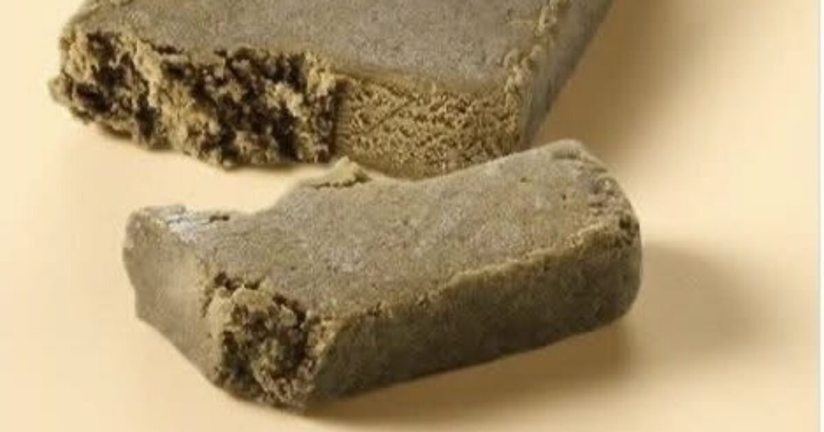 Castagnaccio o panetto di hashish? L'”incredibile somiglianza” fa impazzire gli utenti di X