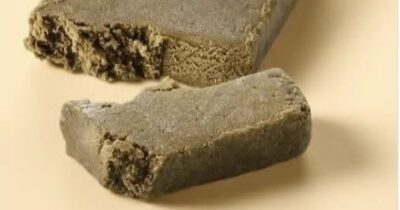 Copertina di Castagnaccio o panetto di hashish? L'”incredibile somiglianza” fa impazzire gli utenti di X