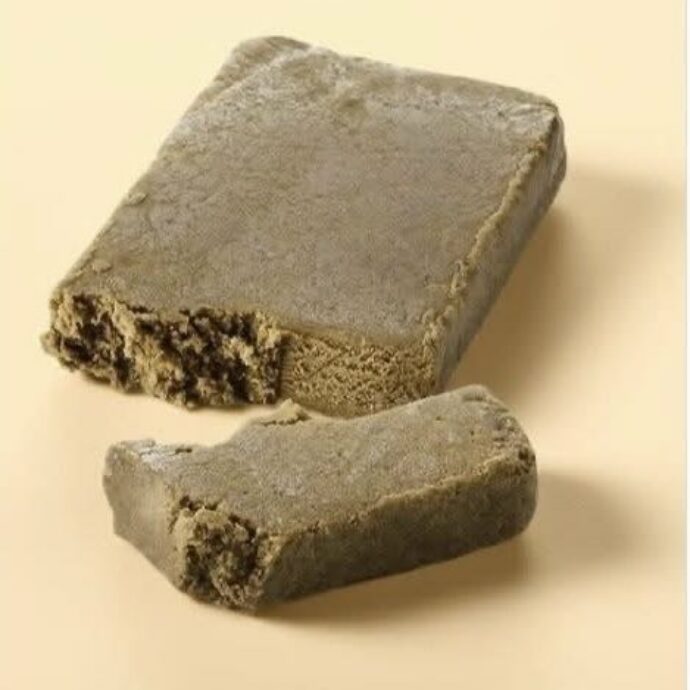 Castagnaccio o panetto di hashish? L'”incredibile somiglianza” fa impazzire gli utenti di X