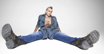 Copertina di “Leccavo i capezzoli delle statue del Trocadero di Parigi. Ho rischiato di diventare sordo, ho l’acufene con up e down di depressione”: lo rivela Piero Pelù